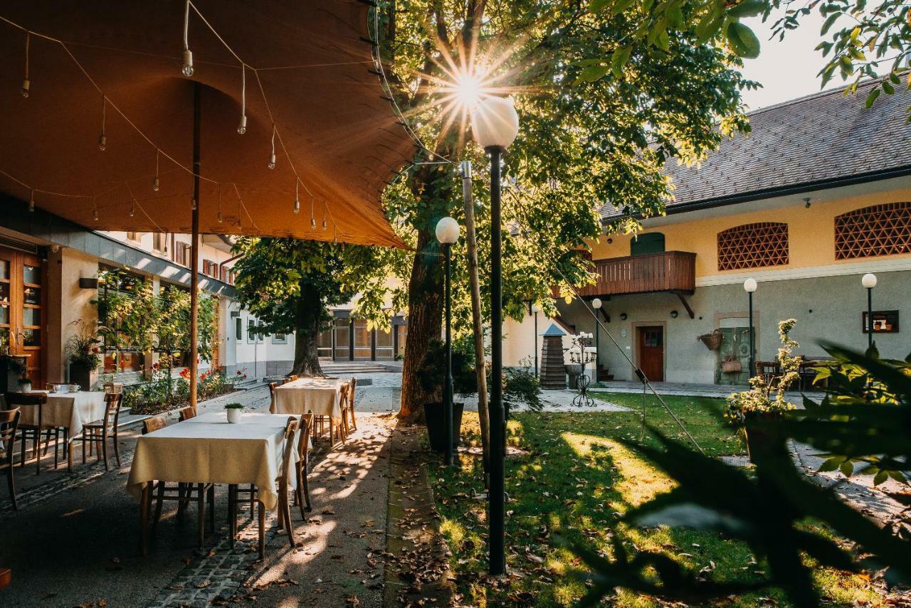 Hotel Dvor Jezersek Brnik Cerklje na Gorenjskem Exterior photo